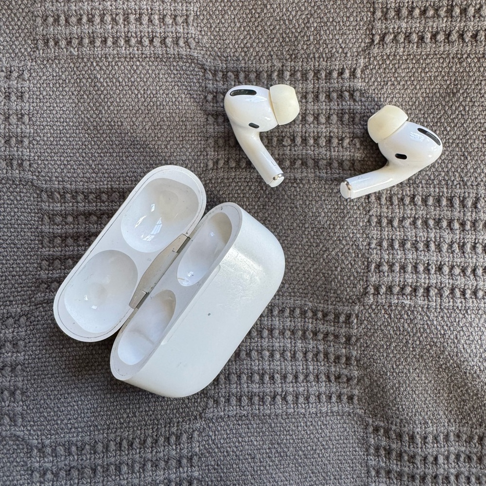 Apple AirPods Pro Wireless Earbuds with Charging Case (1st generation)